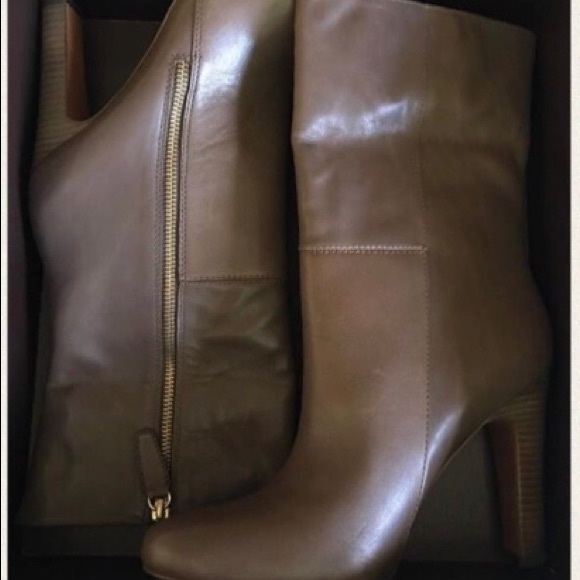 COACH “HALIA” LOGO EMBOSSSED STACKED HEEL LEATHER ANKLE BOOTS SIZE 9 BNWT - Picture 3 of 13